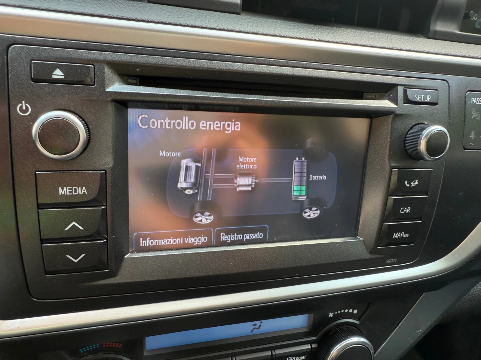 Toyota Auris 1.8Hybrid* Keyless* Камера* 70 000км.* , снимка 8 - Автомобили и джипове - 55010119