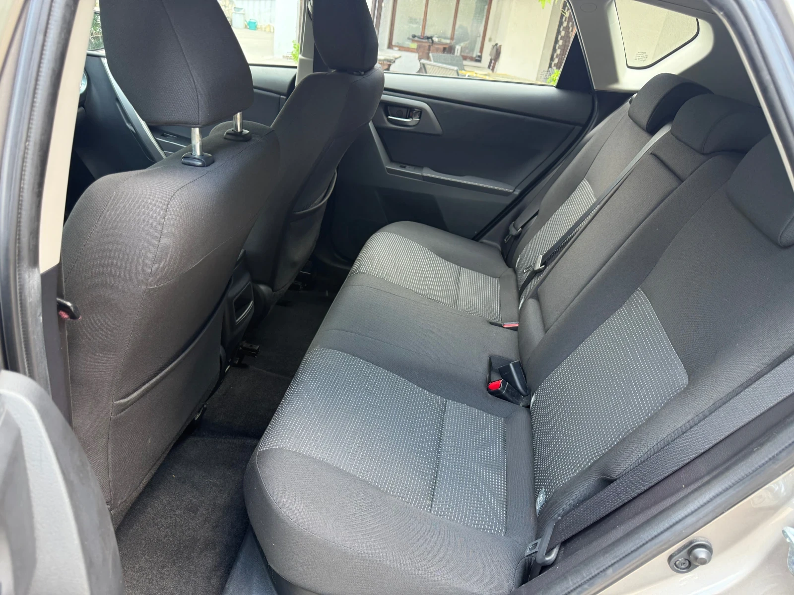 Toyota Auris 1.8Hybrid* Keyless* Камера* 70 000км.* , снимка 12 - Автомобили и джипове - 55010119