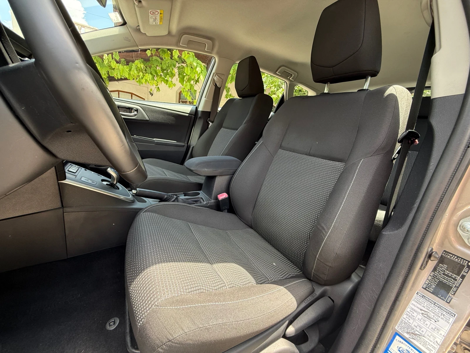 Toyota Auris 1.8Hybrid* Keyless* Камера* 70 000км.* , снимка 7 - Автомобили и джипове - 55010119