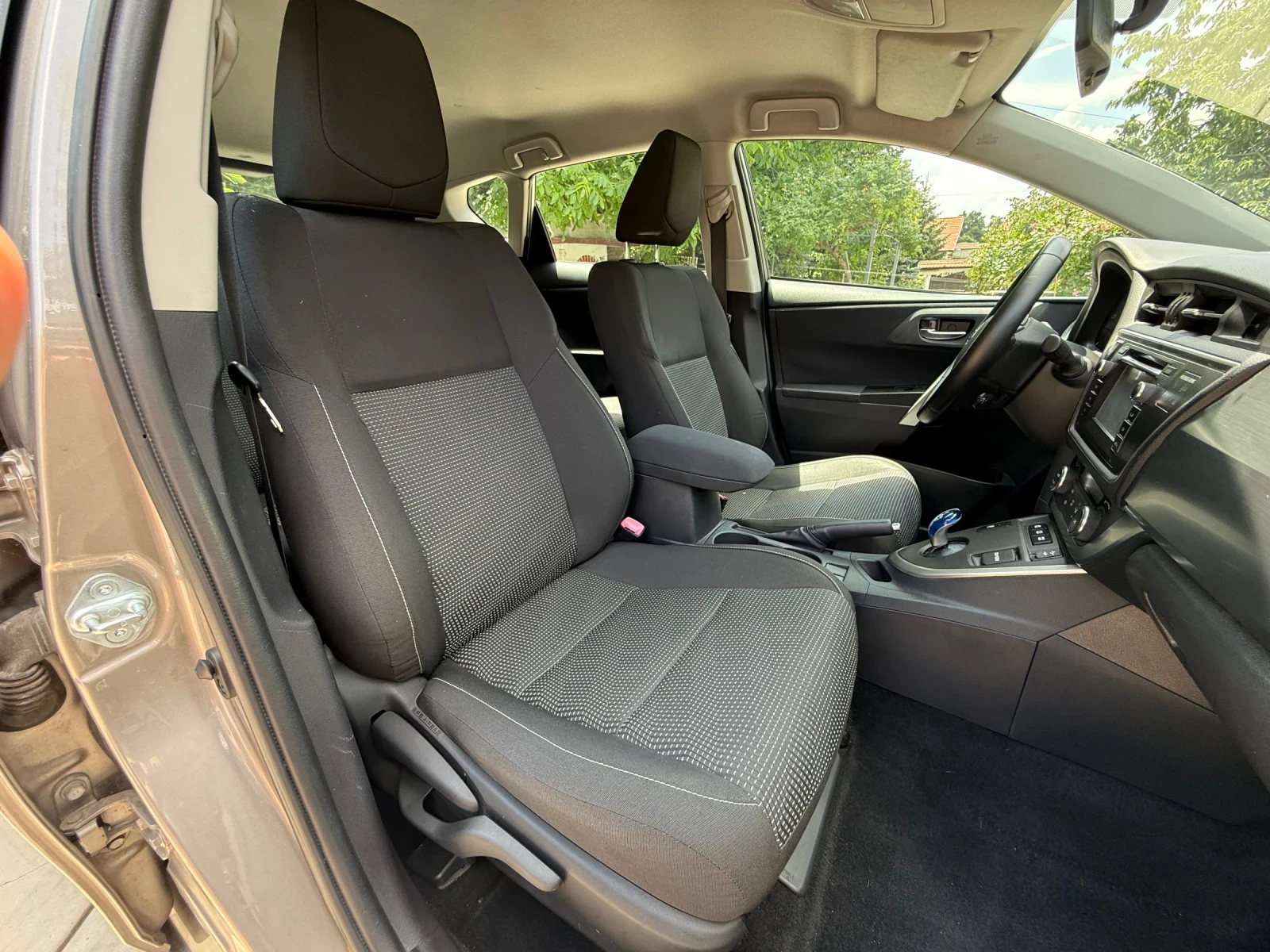 Toyota Auris 1.8Hybrid* Keyless* Камера* 70 000км.* , снимка 10 - Автомобили и джипове - 55010119