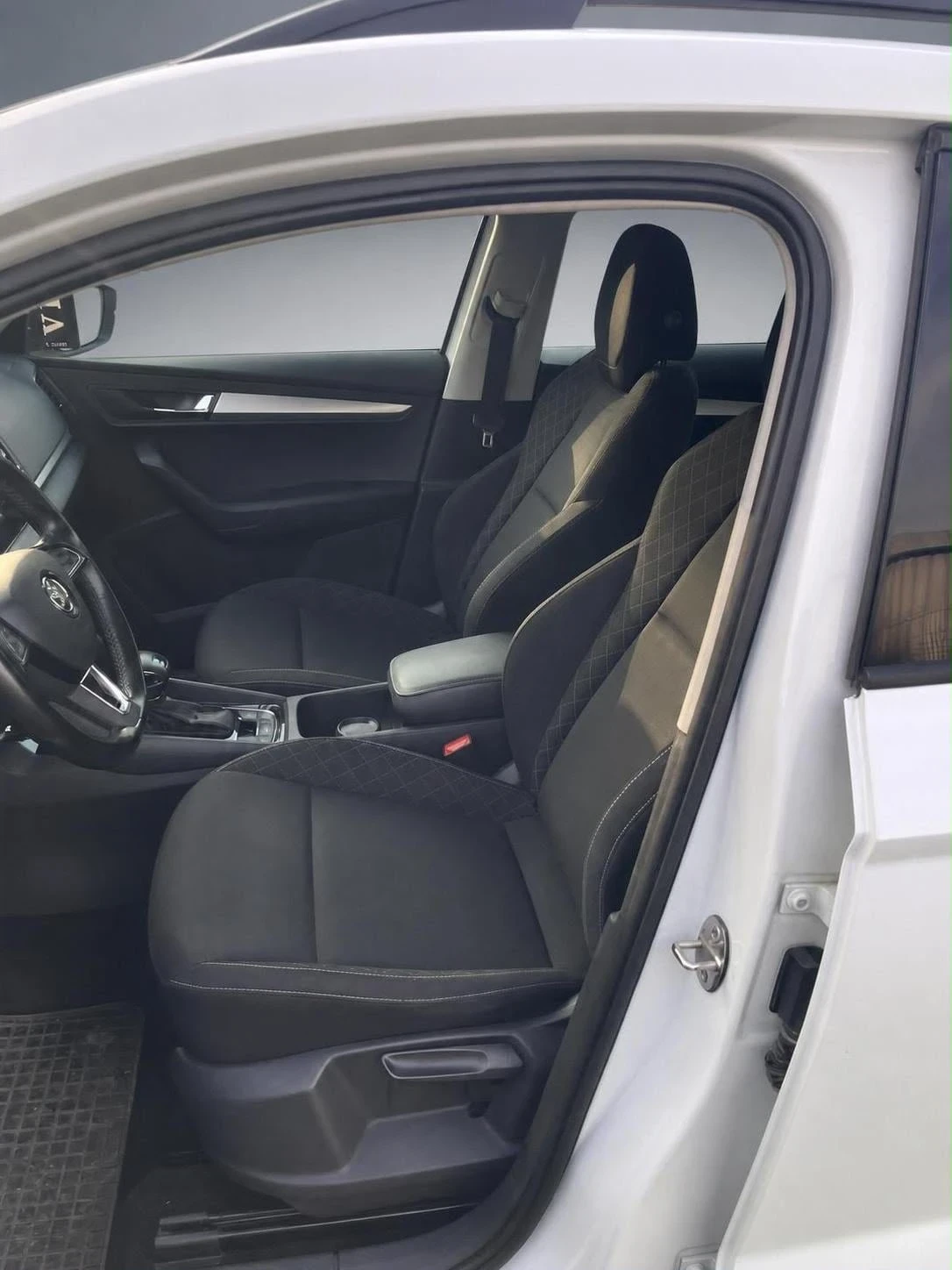 Skoda Karoq 2.0 TDI, снимка 8 - Автомобили и джипове - 55307879