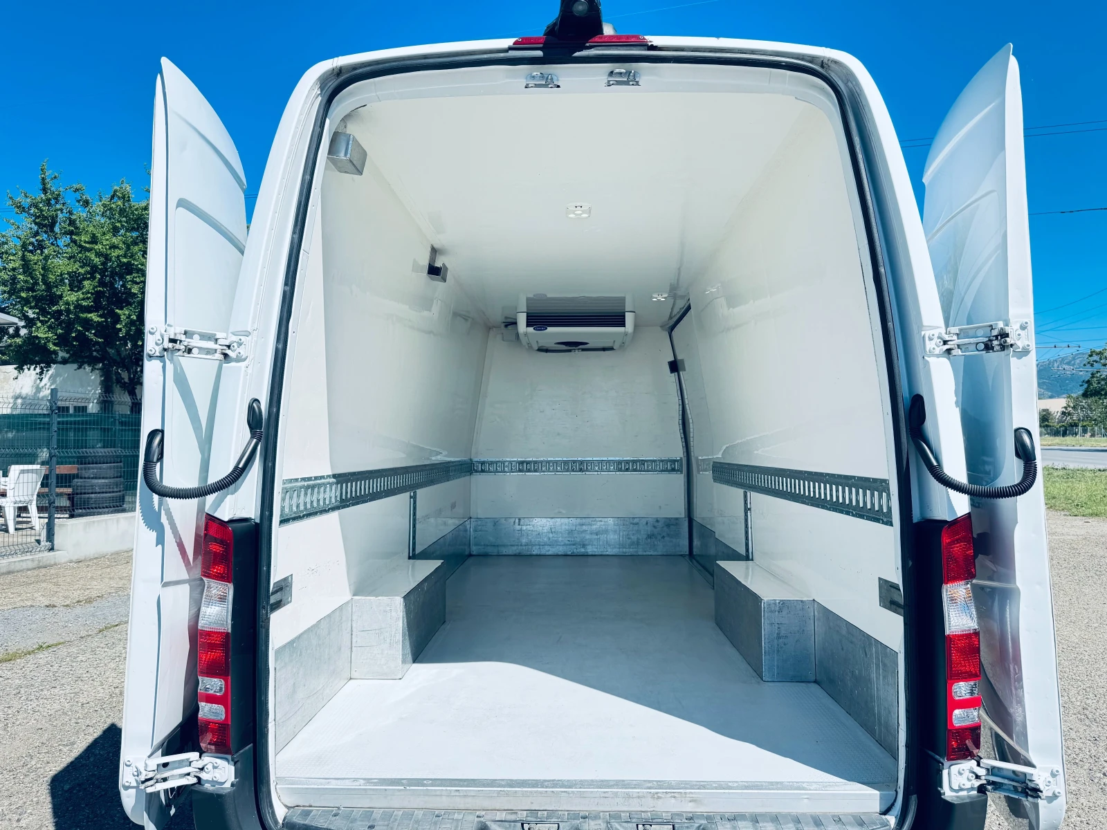 Mercedes-Benz Sprinter 319 ХЛАДИЛЕН 12/220V ТОП СЪСТОЯНИЕ, снимка 9 - Бусове и автобуси - 54757971