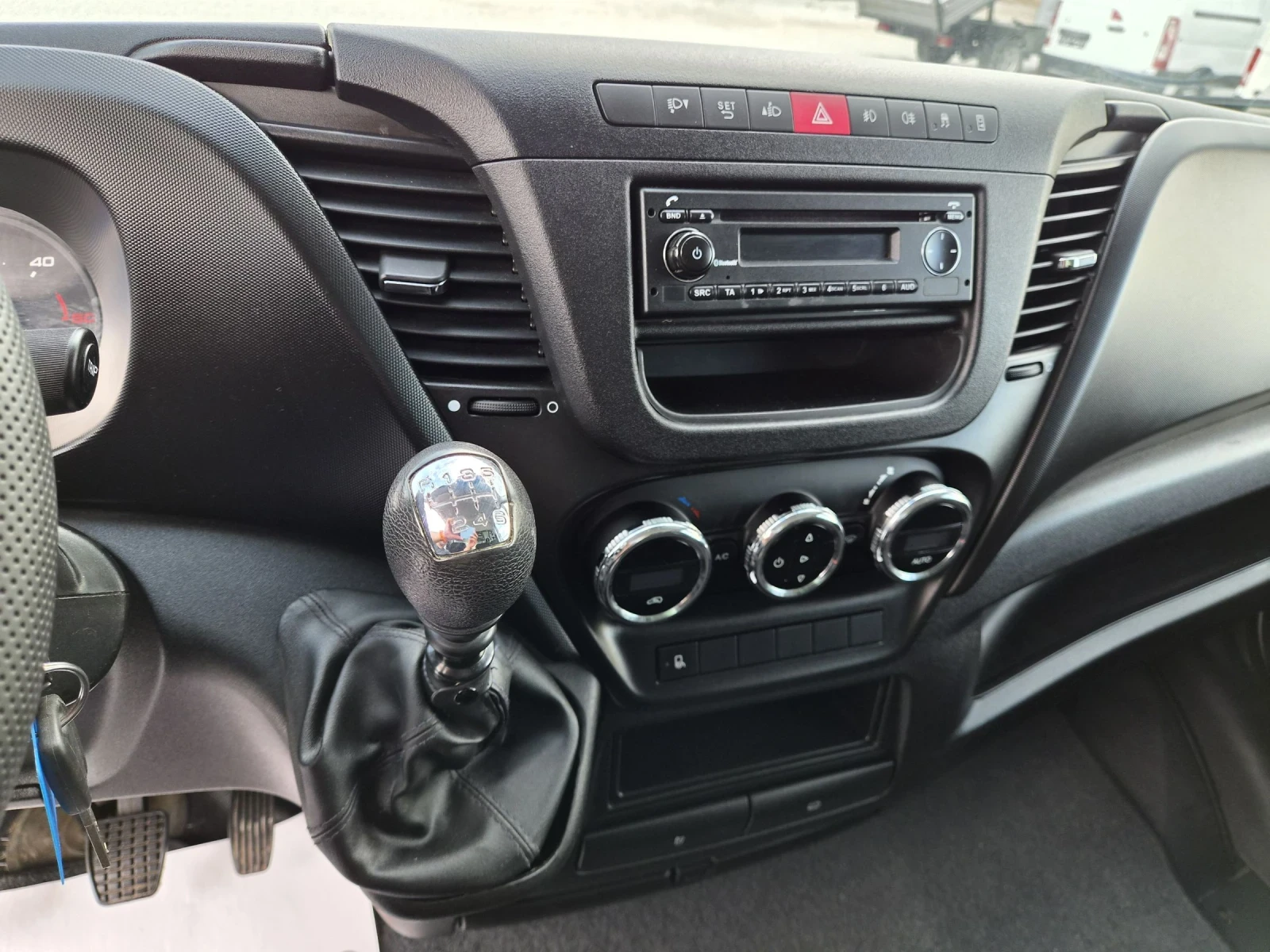 Iveco Daily 35c15, Климатик, Падащ борд, До 3.5 тона, 4.20 м, снимка 11 - Бусове и автобуси - 55085323