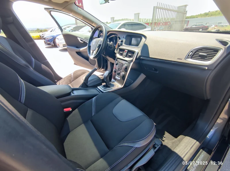 Volvo V40 1.6 i, снимка 11 - Автомобили и джипове - 51912034