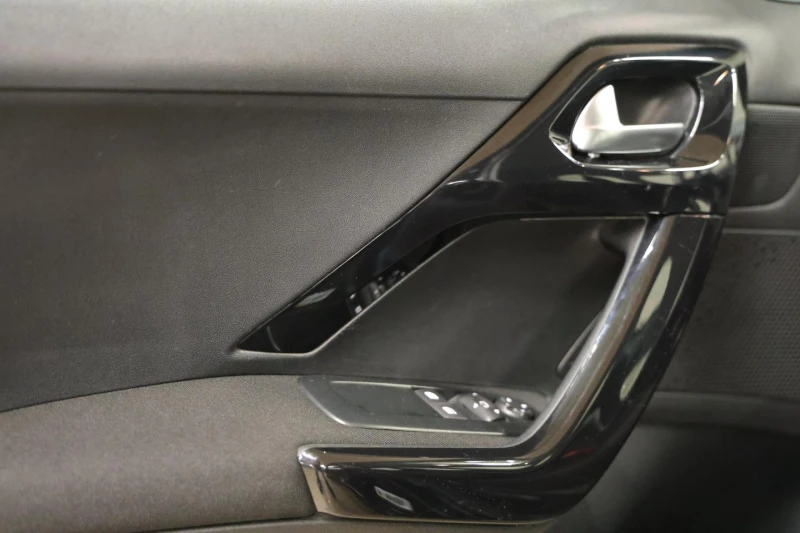 Peugeot 208 1.2i 12V PureTech 82 Active, снимка 5 - Автомобили и джипове - 51215665