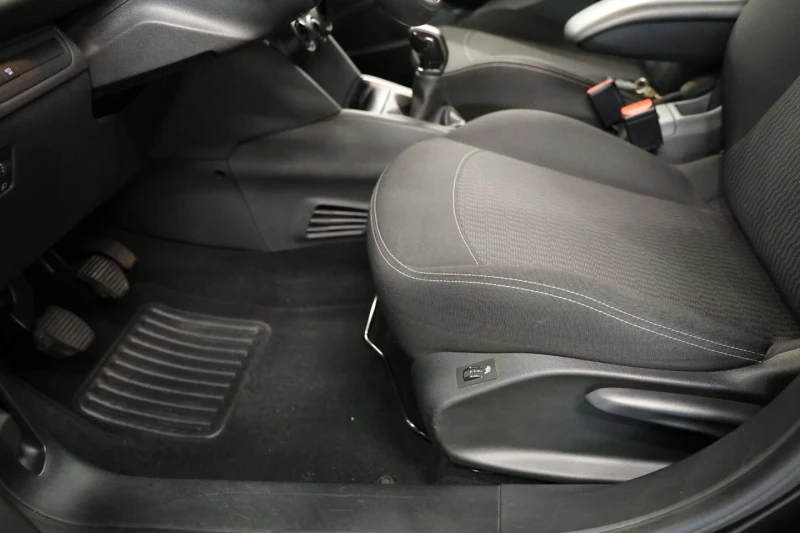 Peugeot 208 1.2i 12V PureTech 82 Active, снимка 6 - Автомобили и джипове - 51215665