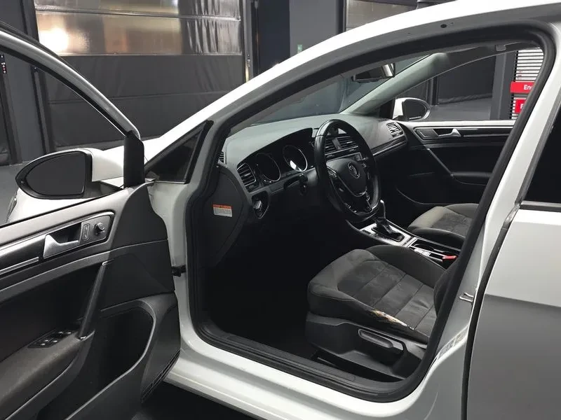 VW Golf 2.0 TDI, снимка 10 - Автомобили и джипове - 54302711