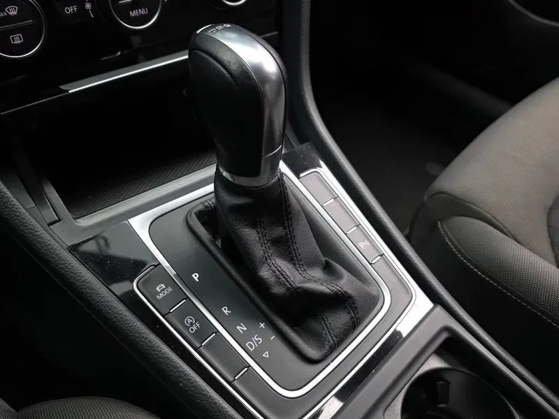 VW Golf 2.0 TDI, снимка 9 - Автомобили и джипове - 54302711
