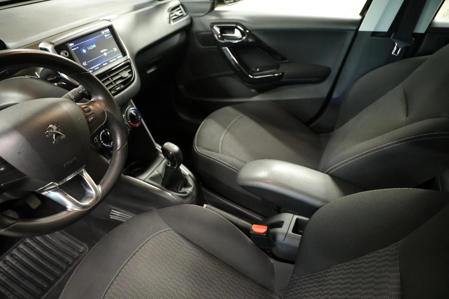 Peugeot 208 1.2i 12V PureTech 82 Active - изображение 8