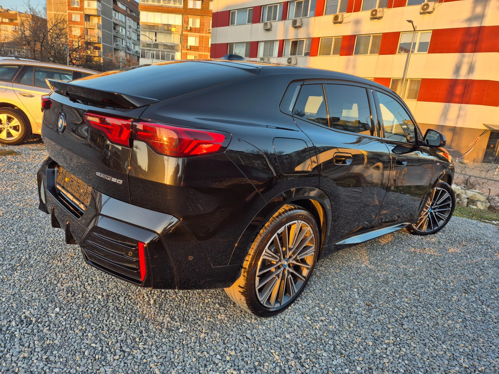 BMW iX2 E-DRIVE 20M SPORT-HUD-360 CAM-SHADOW LINE-ГАРАНЦИЯ - изображение 2