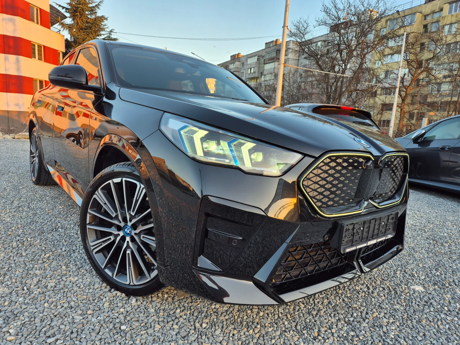 BMW iX2 E-DRIVE 20M SPORT-HUD-360 CAM-SHADOW LINE-ГАРАНЦИЯ - изображение 3