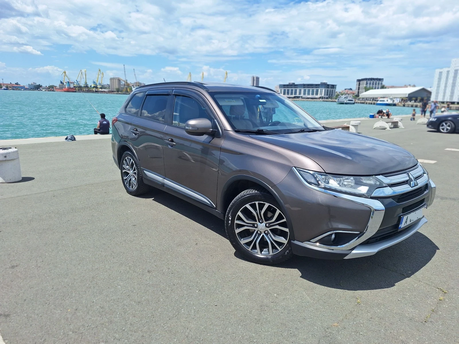 Mitsubishi Outlander SEL 2.4 / 4x4 S-Awc / 7 места , снимка 2 - Автомобили и джипове - 54727247