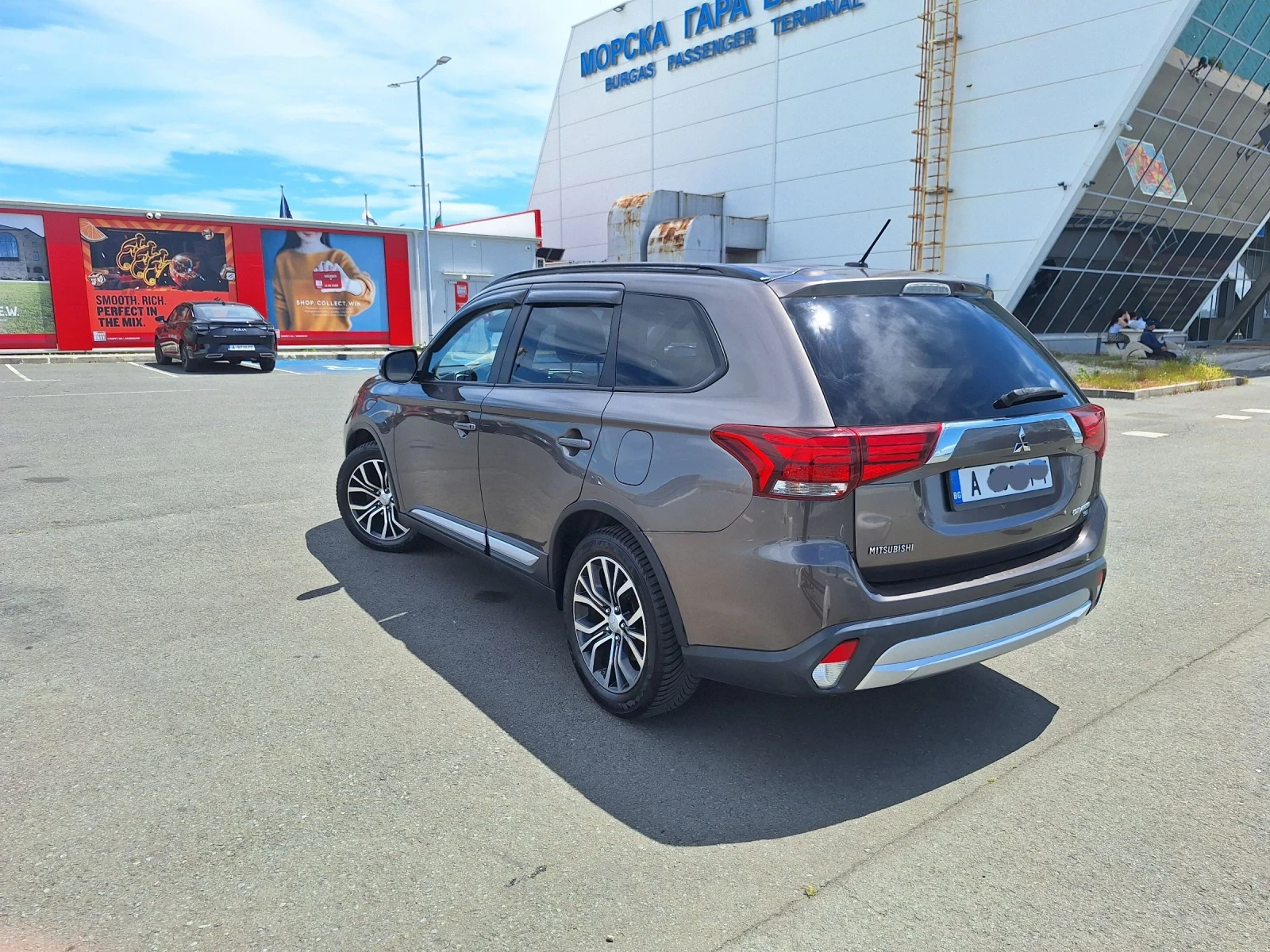 Mitsubishi Outlander SEL 2.4 / 4x4 S-Awc / 7 места , снимка 4 - Автомобили и джипове - 54727247