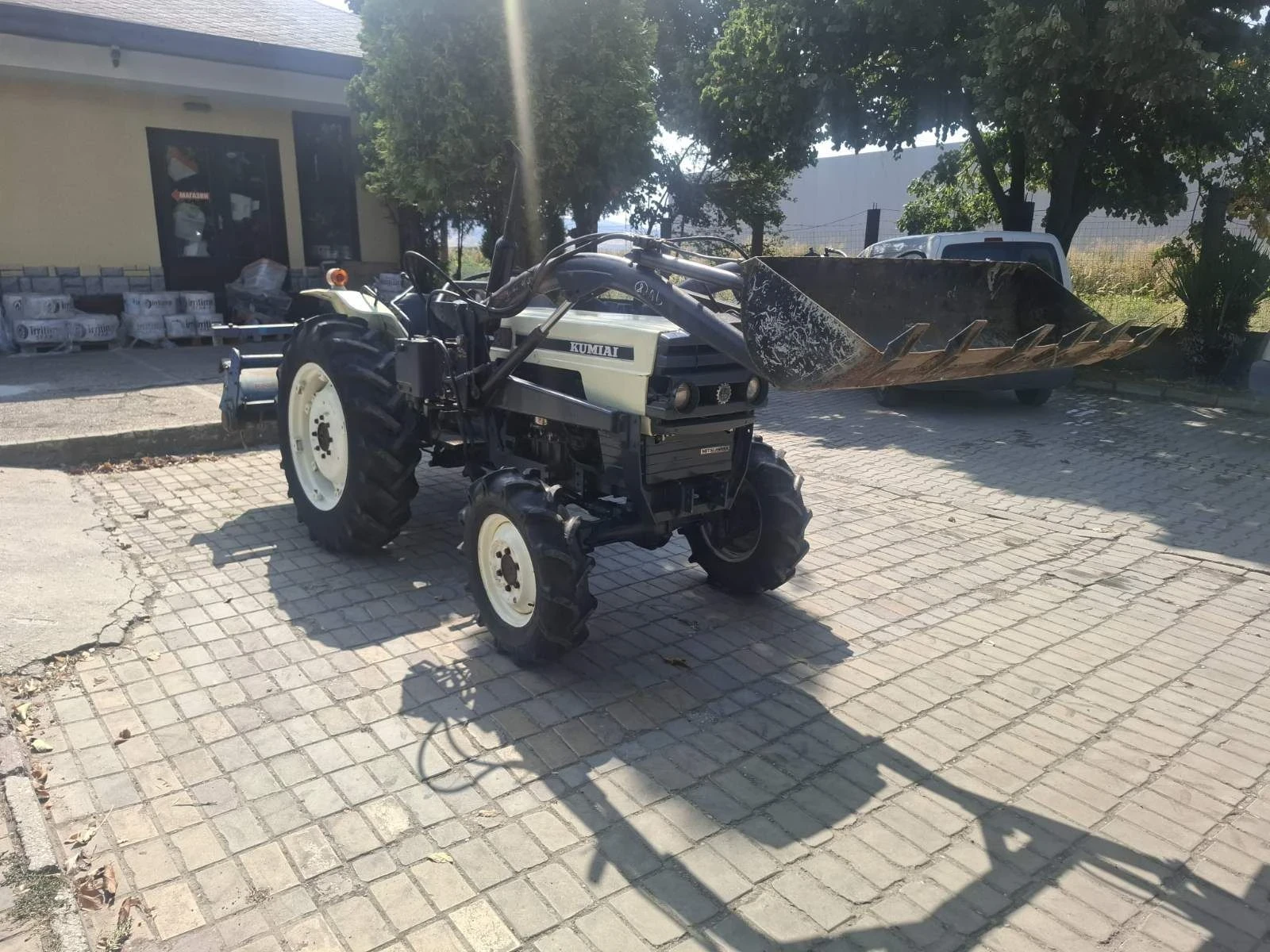 Трактор Mitsubishi 32 к.с. с челен товарач и фреза