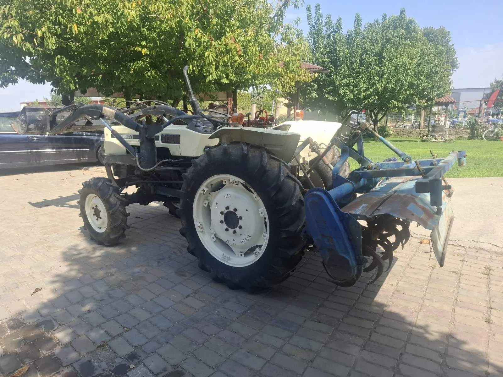 Трактор Mitsubishi 32 к.с. с челен товарач и фреза, снимка 3 - Селскостопанска техника - 55824218