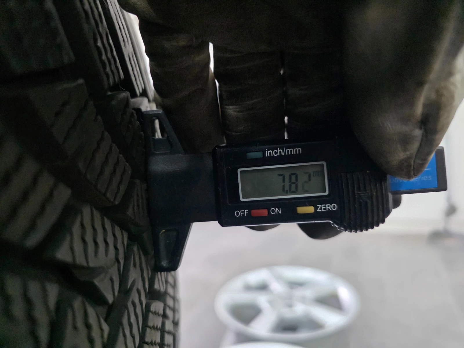 Гуми Зимни 245/45R19, снимка 8 - Гуми и джанти - 53966415