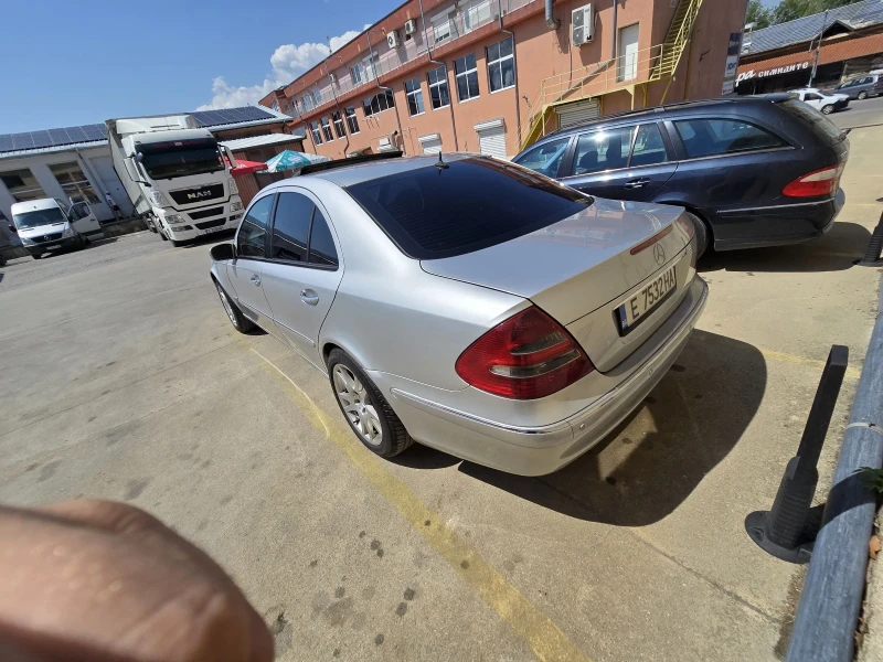 Mercedes-Benz E 220, снимка 4 - Автомобили и джипове - 51359132