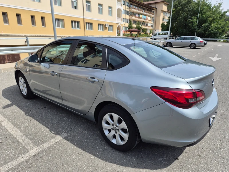 Opel Astra J 1.6 ГАЗ + бонуси, снимка 2 - Автомобили и джипове - 53370829