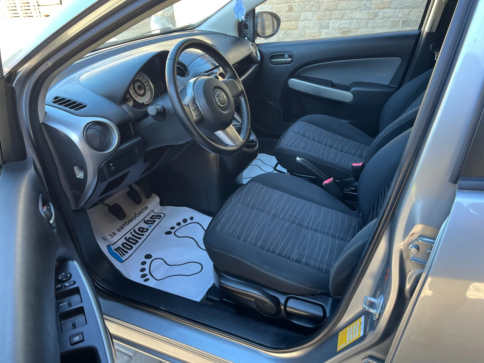 Mazda 2 1.3i, снимка 8 - Автомобили и джипове - 54323599