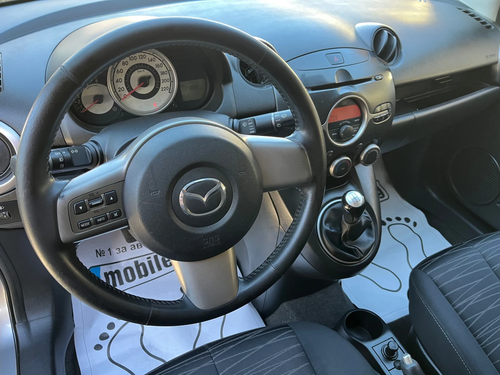 Mazda 2 1.3i, снимка 7 - Автомобили и джипове - 54323599