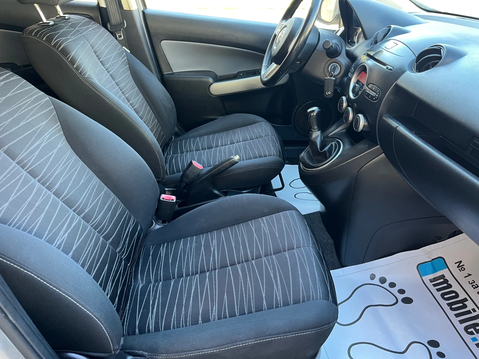 Mazda 2 1.3i, снимка 9 - Автомобили и джипове - 54323599