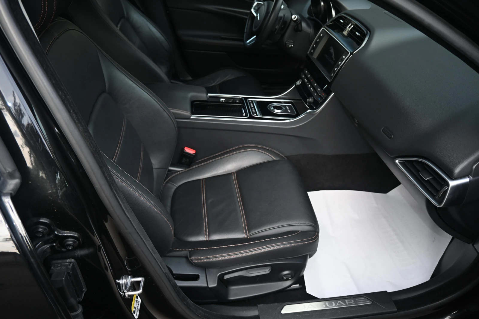 Jaguar XE 4X4= 170ks, снимка 11 - Автомобили и джипове - 54609436