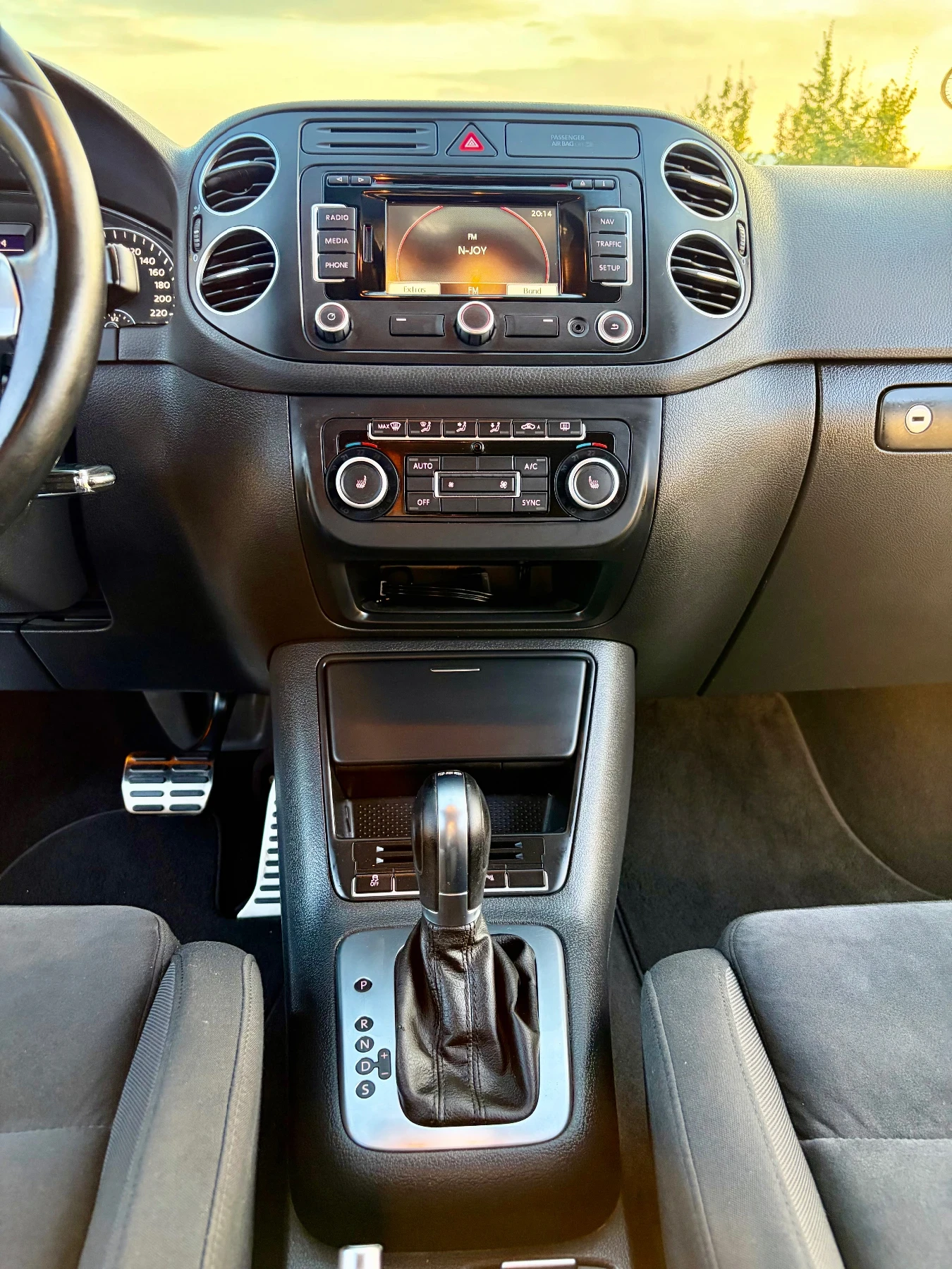VW Golf Plus 2.0 TDI Highline R-line / Автоматик, снимка 15 - Автомобили и джипове - 55426213