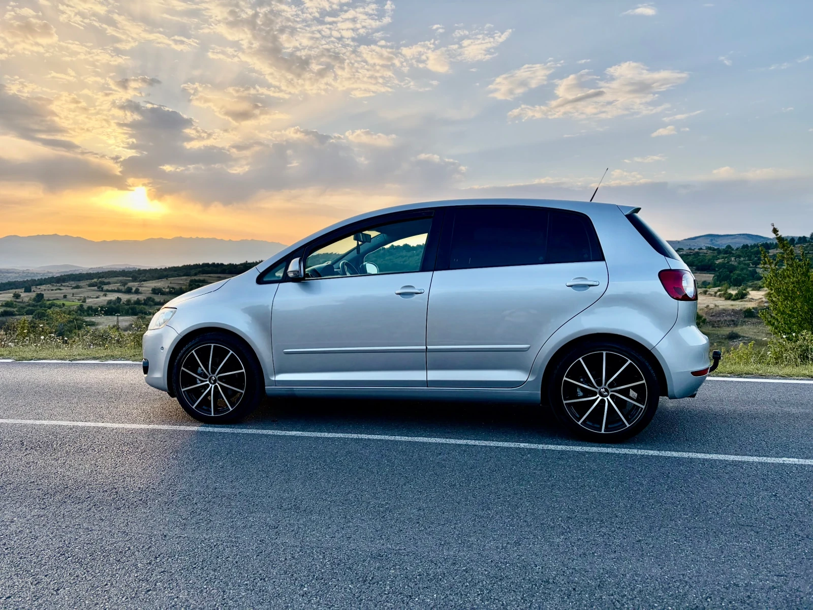VW Golf Plus 2.0 TDI Highline R-line / Автоматик, снимка 17 - Автомобили и джипове - 55426213