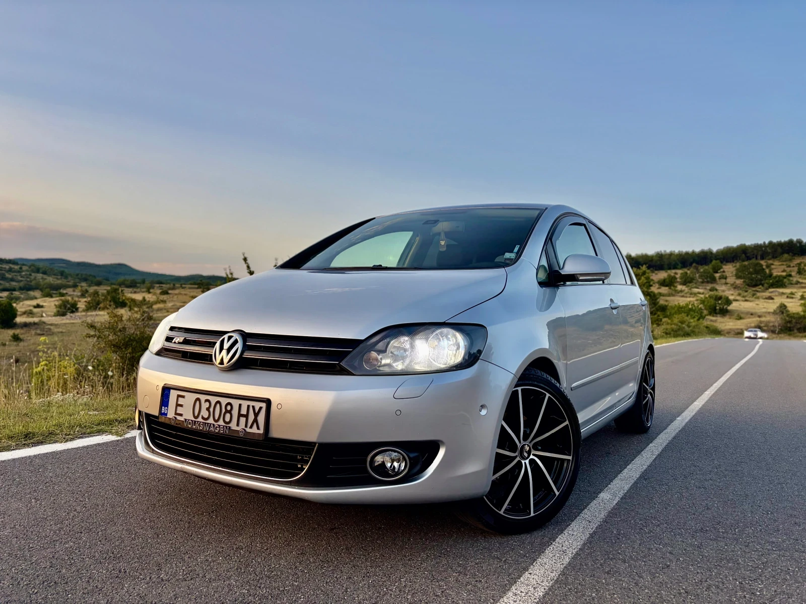 VW Golf Plus 2.0 TDI Highline R-line / Автоматик, снимка 2 - Автомобили и джипове - 55426213