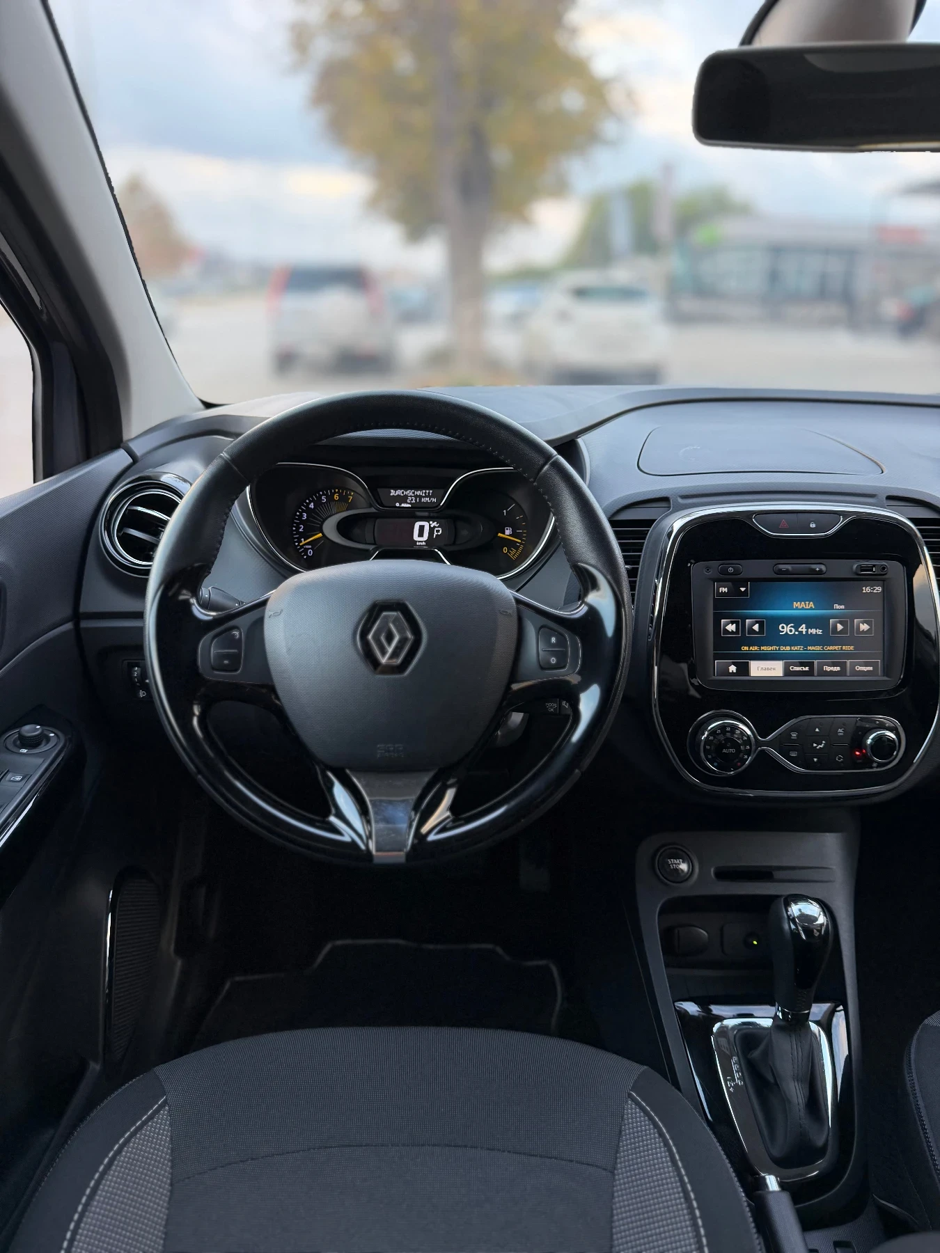 Renault Captur 1.2i Швейцаря, снимка 10 - Автомобили и джипове - 56739822