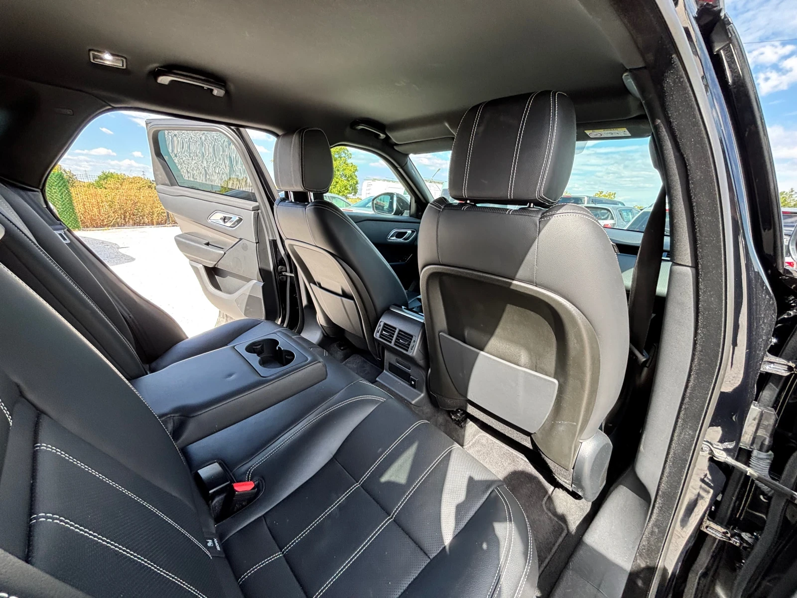 Land Rover Range Rover Velar 2.0D/4Х4/NAVI/LED/TOP, снимка 11 - Автомобили и джипове - 56257337