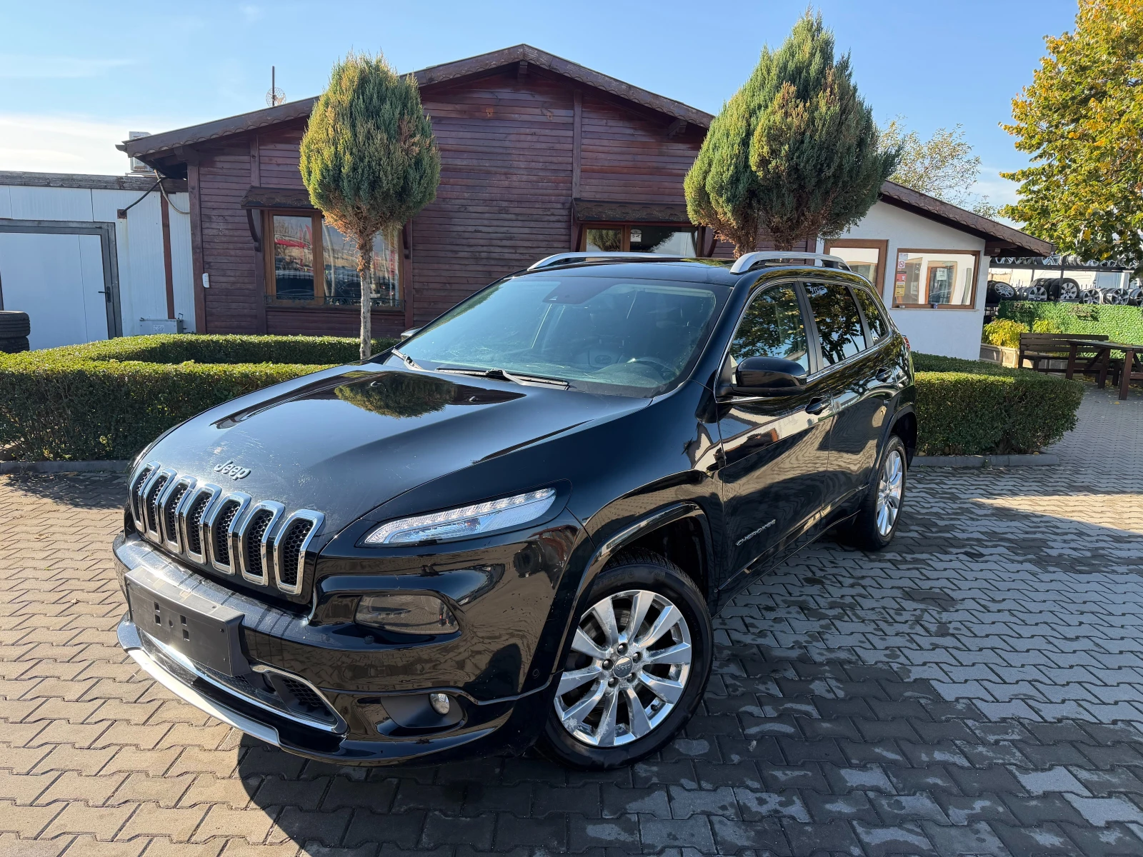 Jeep Cherokee 2.2M-JET 4WD AVTOMAT/NAVI/KOJA/PANORAMA/KAMERA 