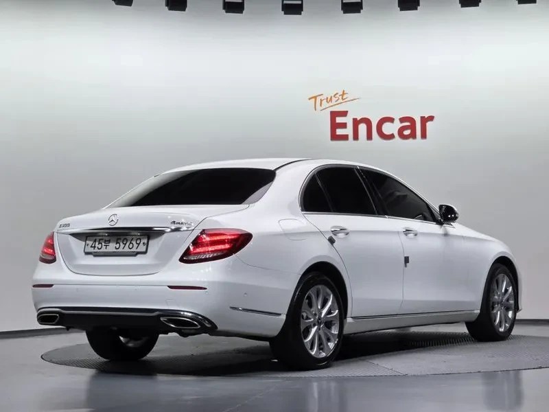 Mercedes-Benz E 300 4MATIC - САМО 30% АВАНС, снимка 2 - Автомобили и джипове - 56266482