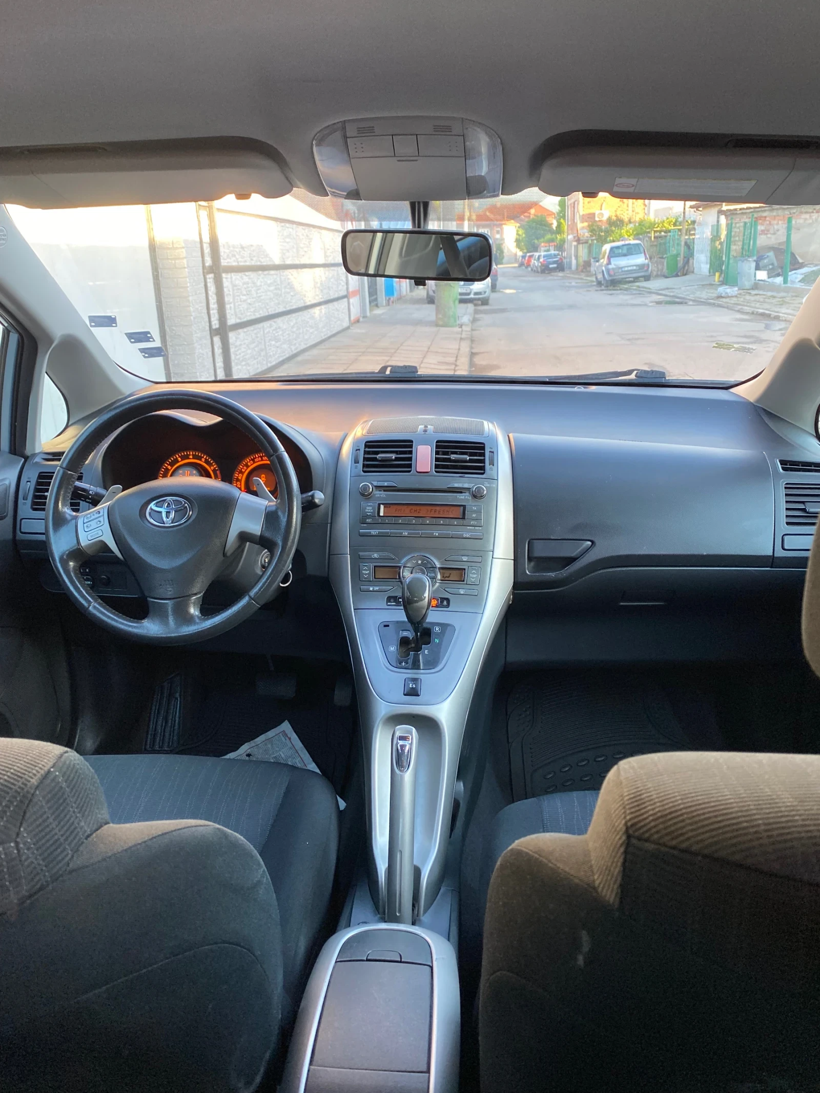 Toyota Auris 1.6, снимка 5 - Автомобили и джипове - 54703827