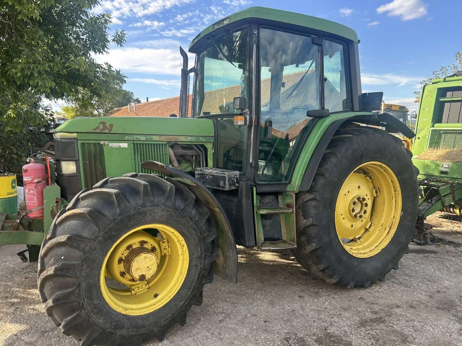 Трактор John Deere 6400