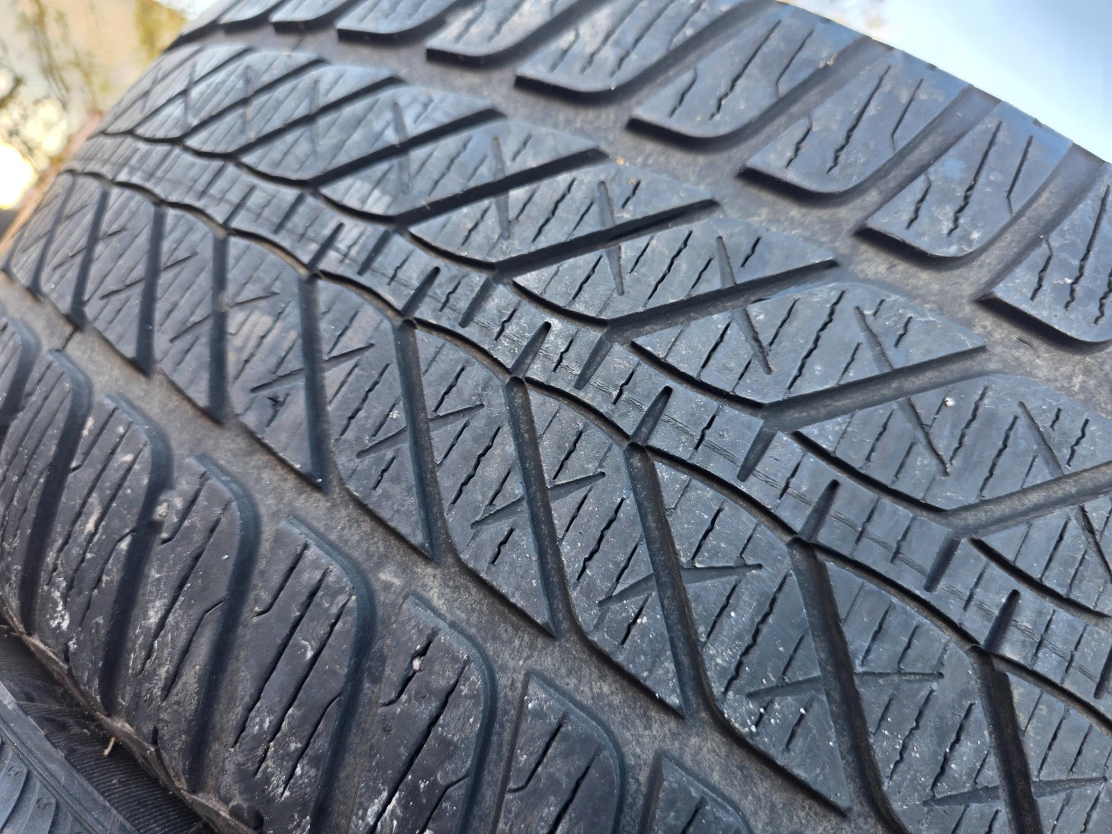 Гуми Зимни 235/45R17, снимка 6 - Гуми и джанти - 54001206