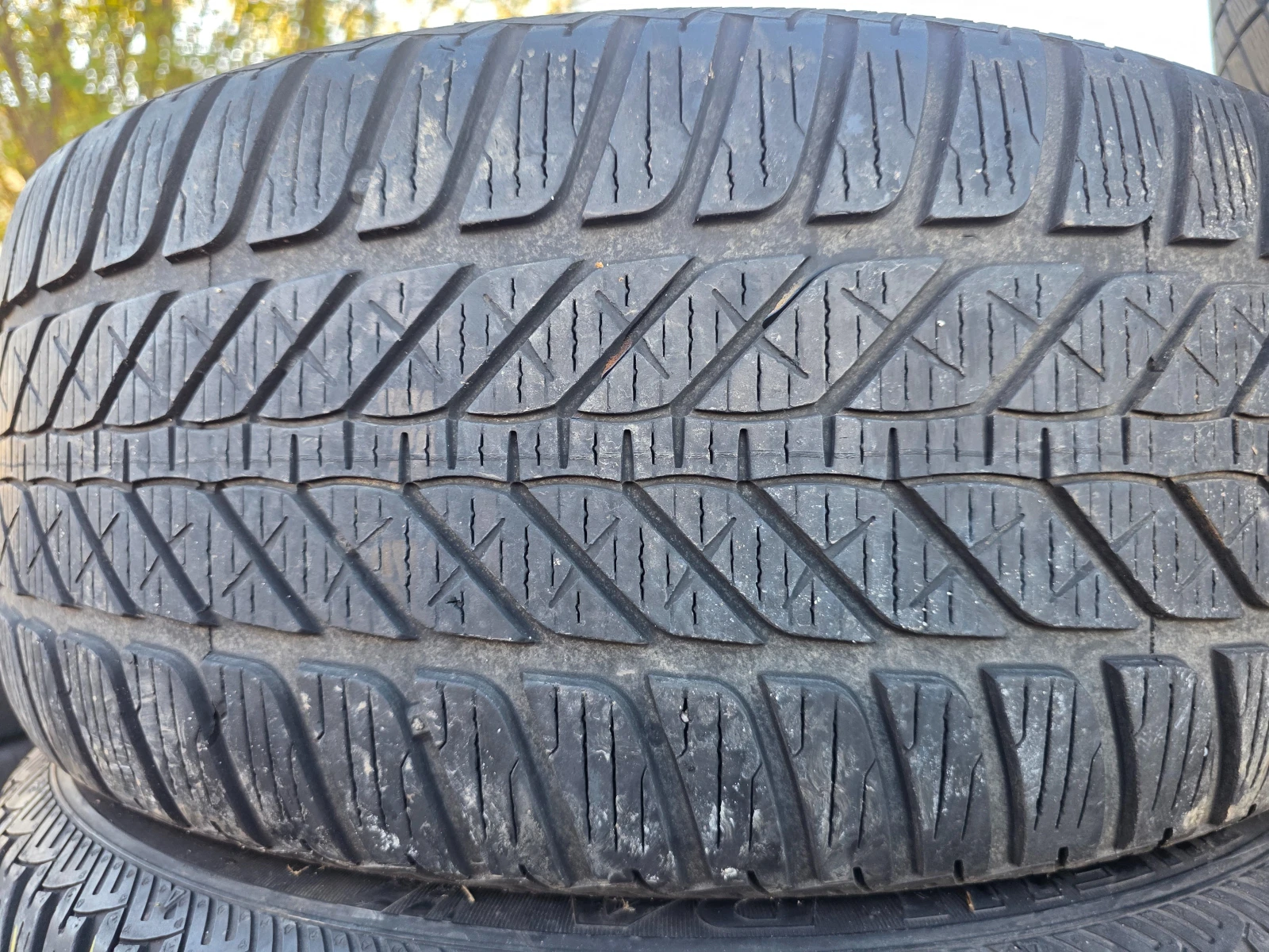 Гуми Зимни 235/45R17, снимка 5 - Гуми и джанти - 54001206