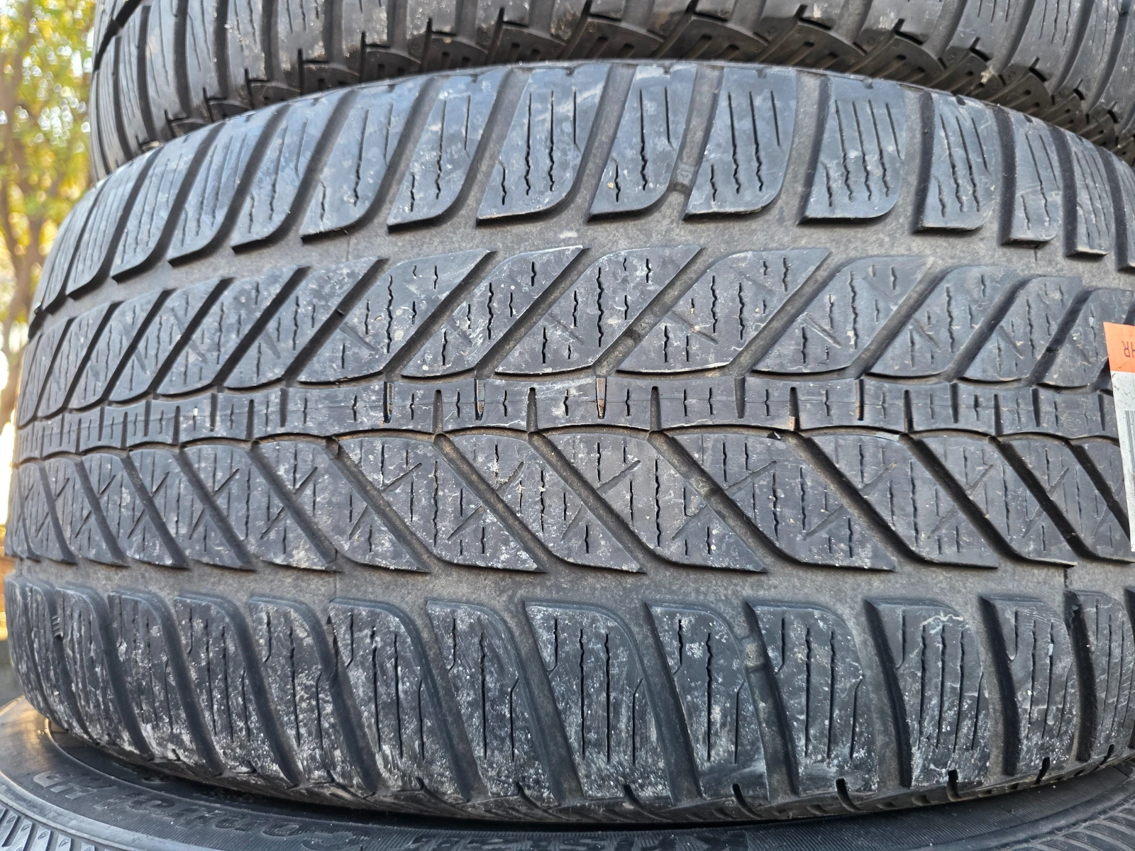 Гуми Зимни 235/45R17, снимка 3 - Гуми и джанти - 54001206