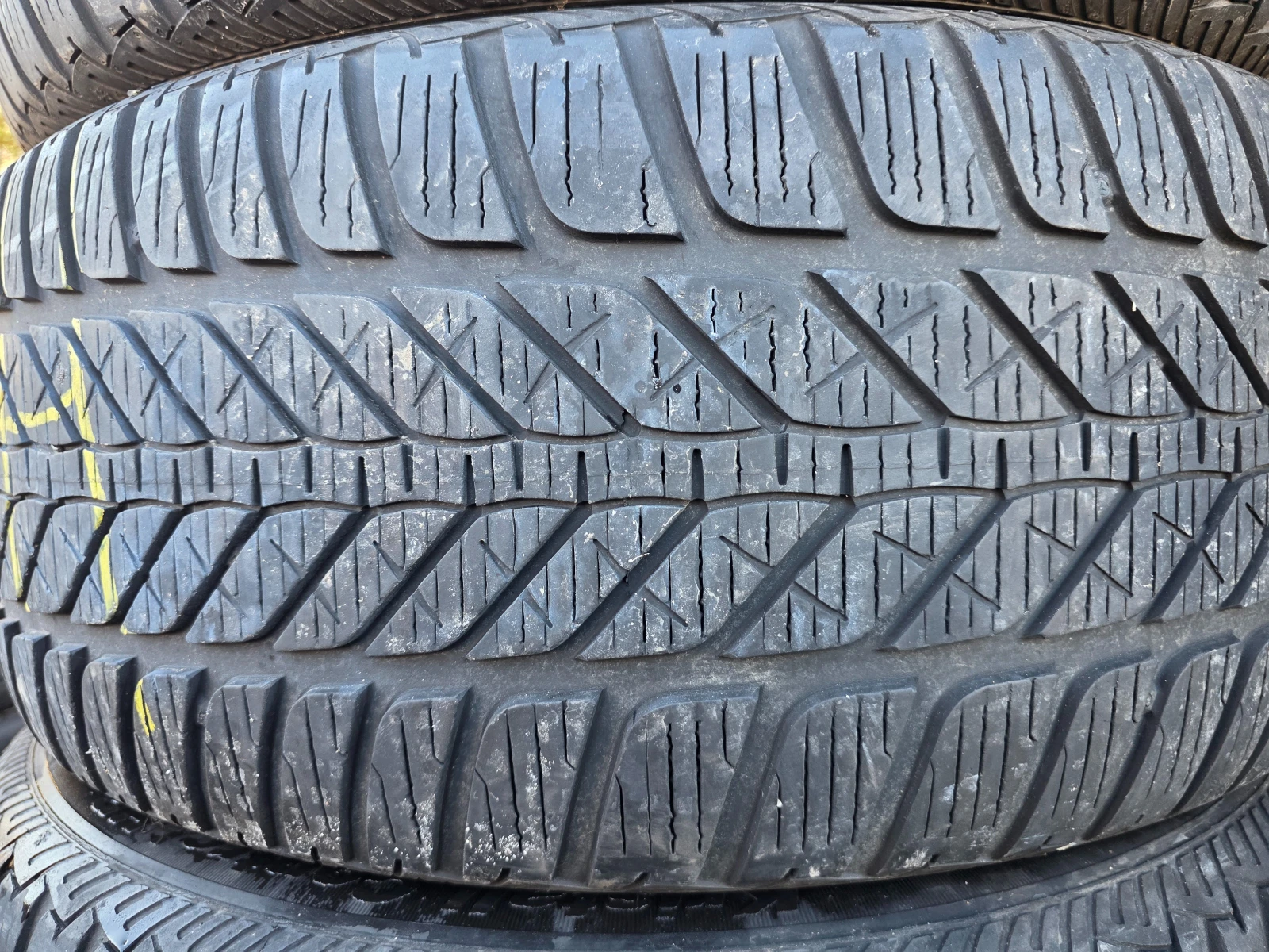 Гуми Зимни 235/45R17, снимка 4 - Гуми и джанти - 54001206