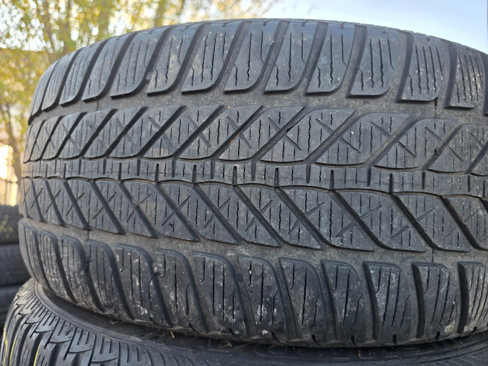 Гуми Зимни 235/45R17, снимка 2 - Гуми и джанти - 54001206
