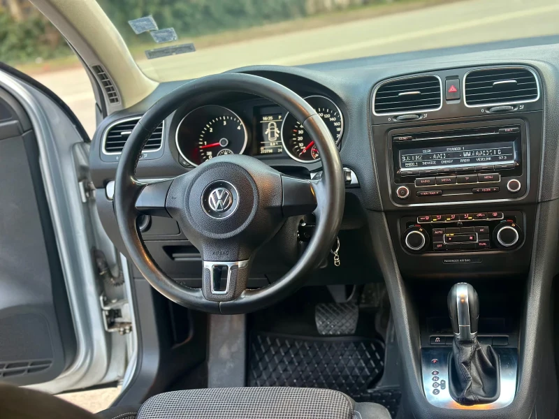 VW Golf 1.6 TDI, снимка 11 - Автомобили и джипове - 48814370