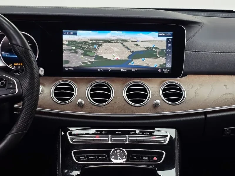 Mercedes-Benz E 300  4Matic Exclusive   , снимка 14 - Автомобили и джипове - 55136806