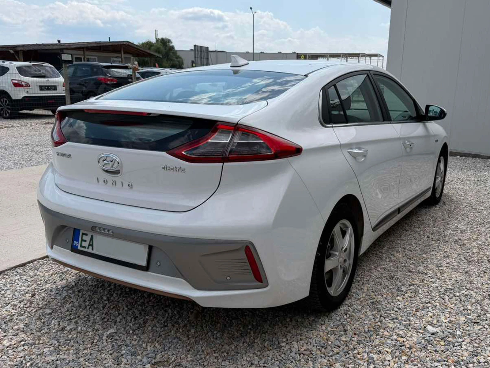 Hyundai Ioniq Premium, снимка 8 - Автомобили и джипове - 55989763