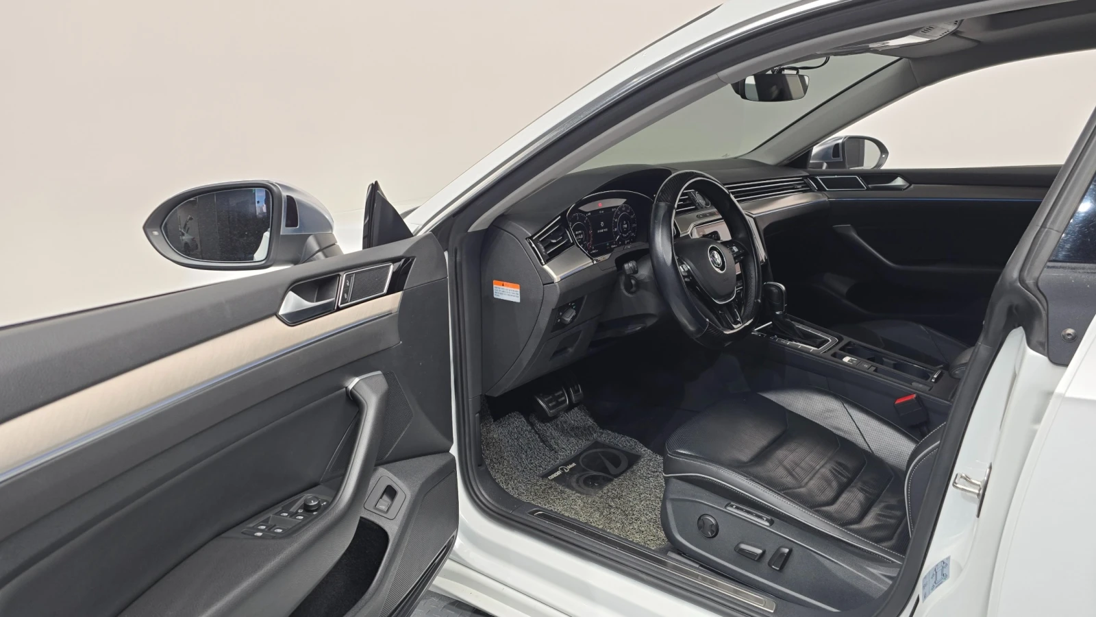 VW Arteon 2.0 TDI Premium | Шибедах | LED | HUD, снимка 9 - Автомобили и джипове - 56068346