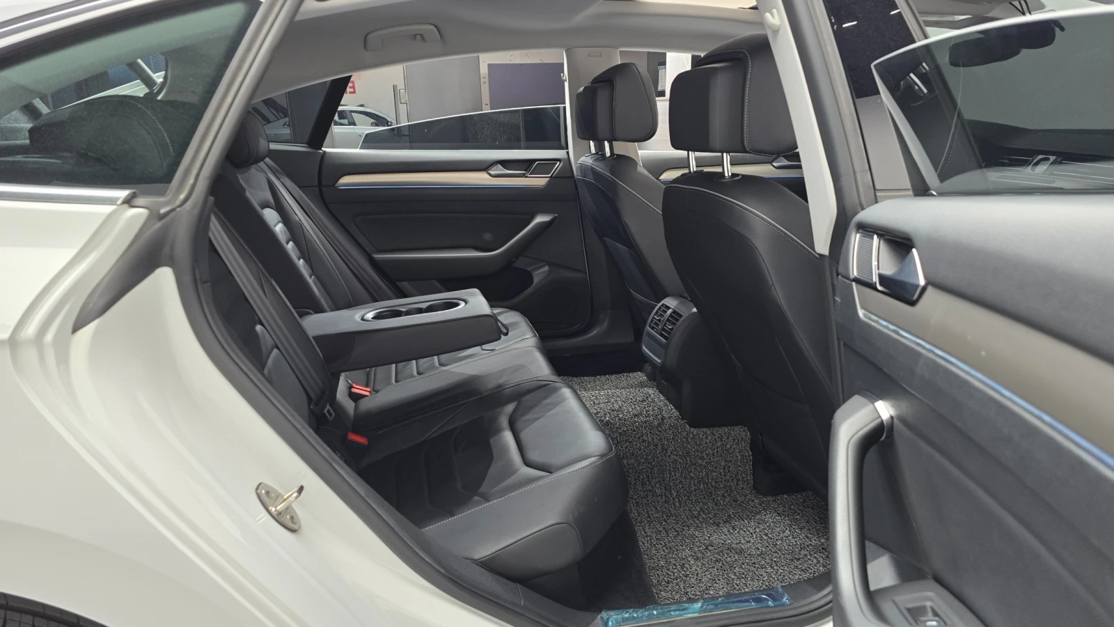 VW Arteon 2.0 TDI Premium | Шибедах | LED | HUD, снимка 11 - Автомобили и джипове - 56068346