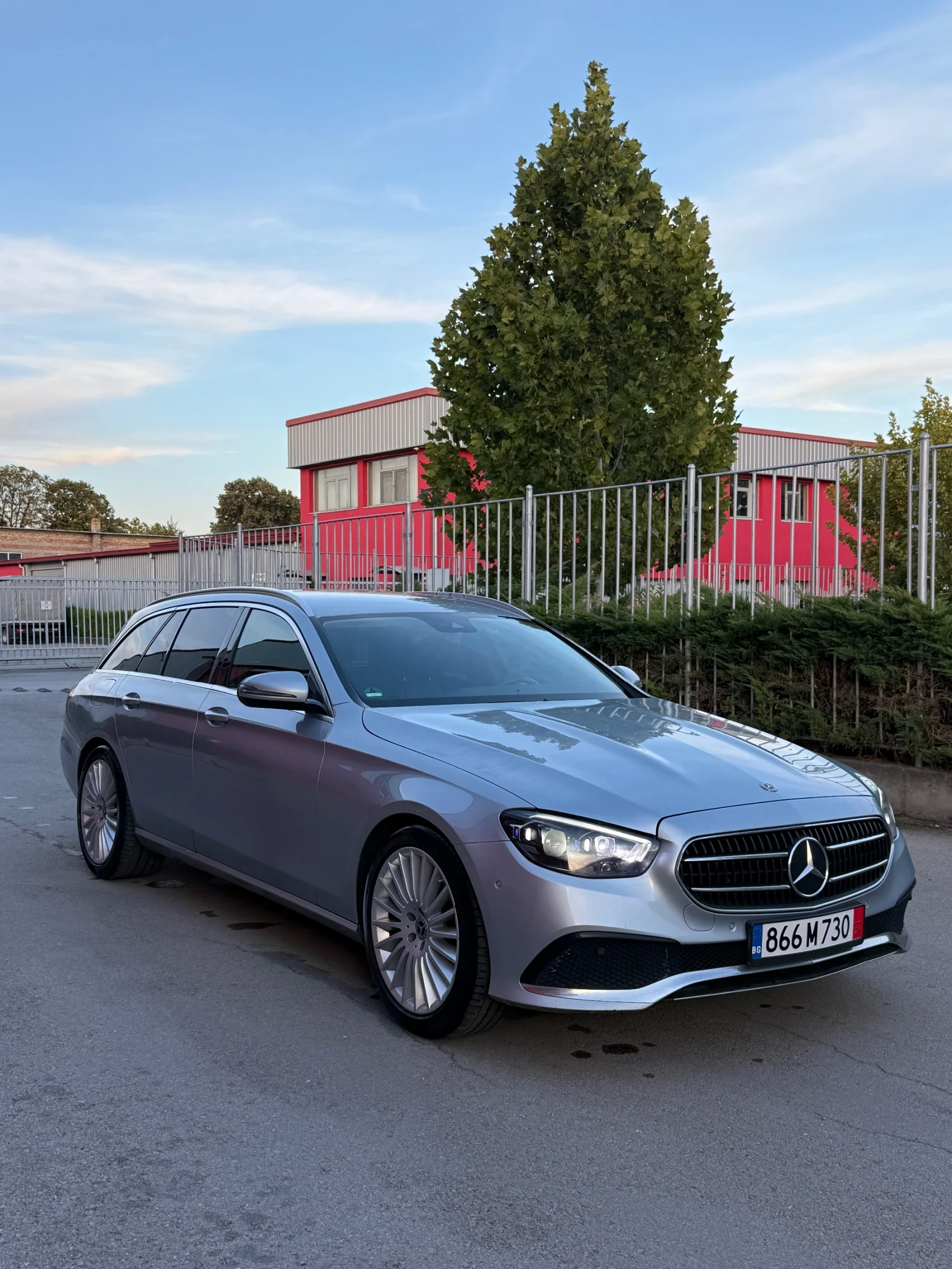 Mercedes-Benz E 220 9G-TRONIC* BURMESTER, снимка 2 - Автомобили и джипове - 56280903