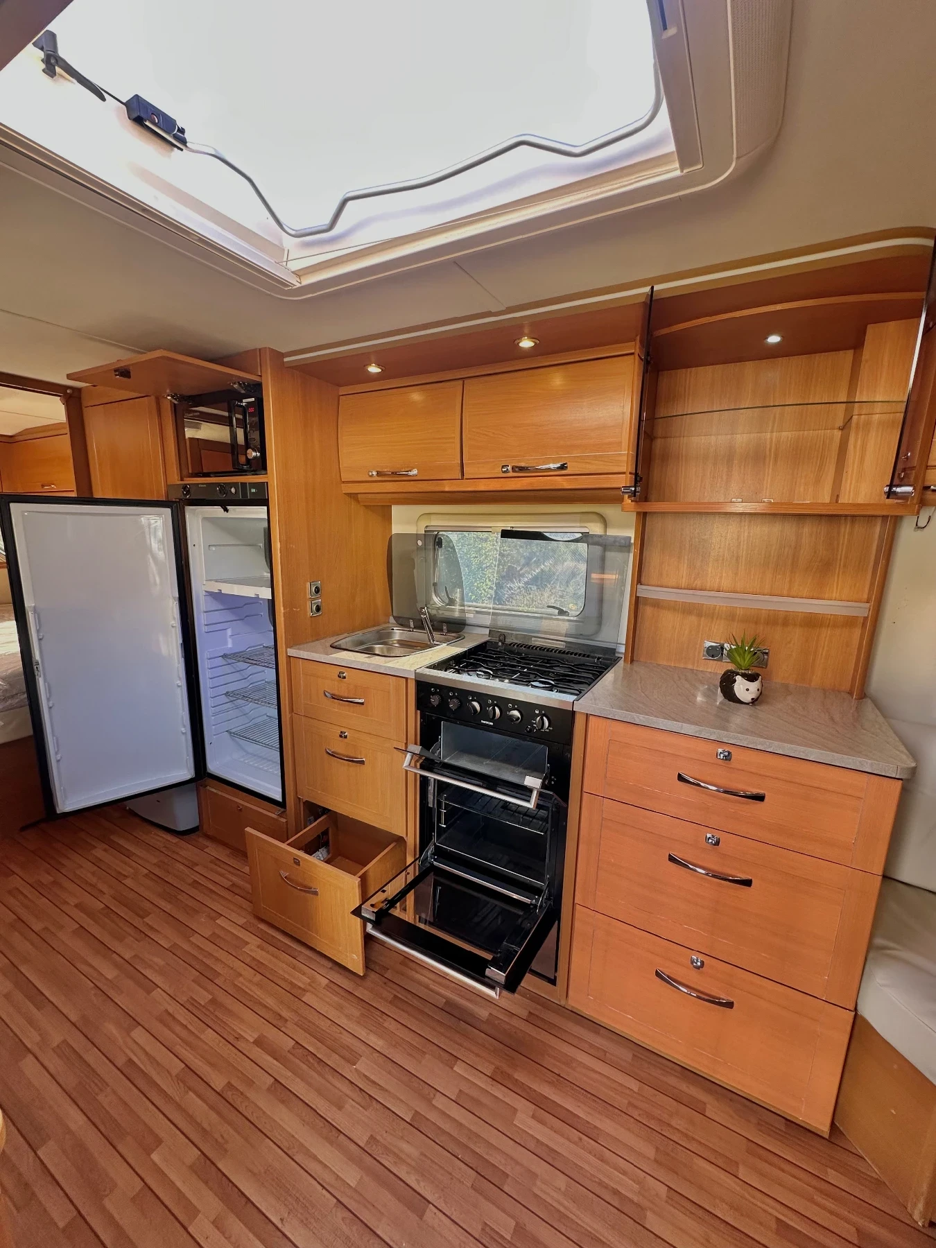 Каравана Tabbert Princess 680 | НОВ ВНОС| БАНЯ И WC| Регистрирана| , снимка 11 - Каравани и кемпери - 56082495
