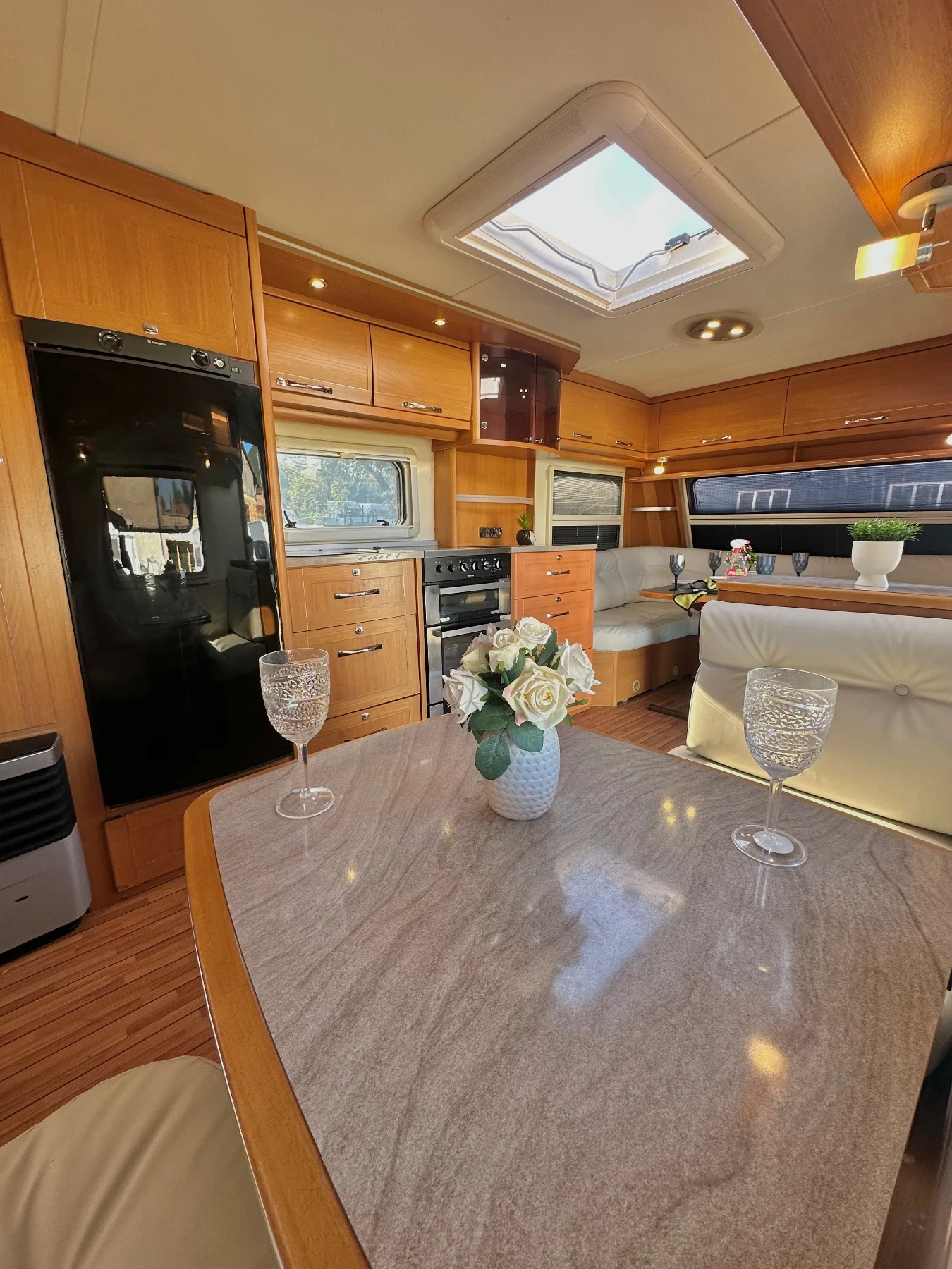 Каравана Tabbert Princess 680 | НОВ ВНОС| БАНЯ И WC| Регистрирана| , снимка 9 - Каравани и кемпери - 56082495