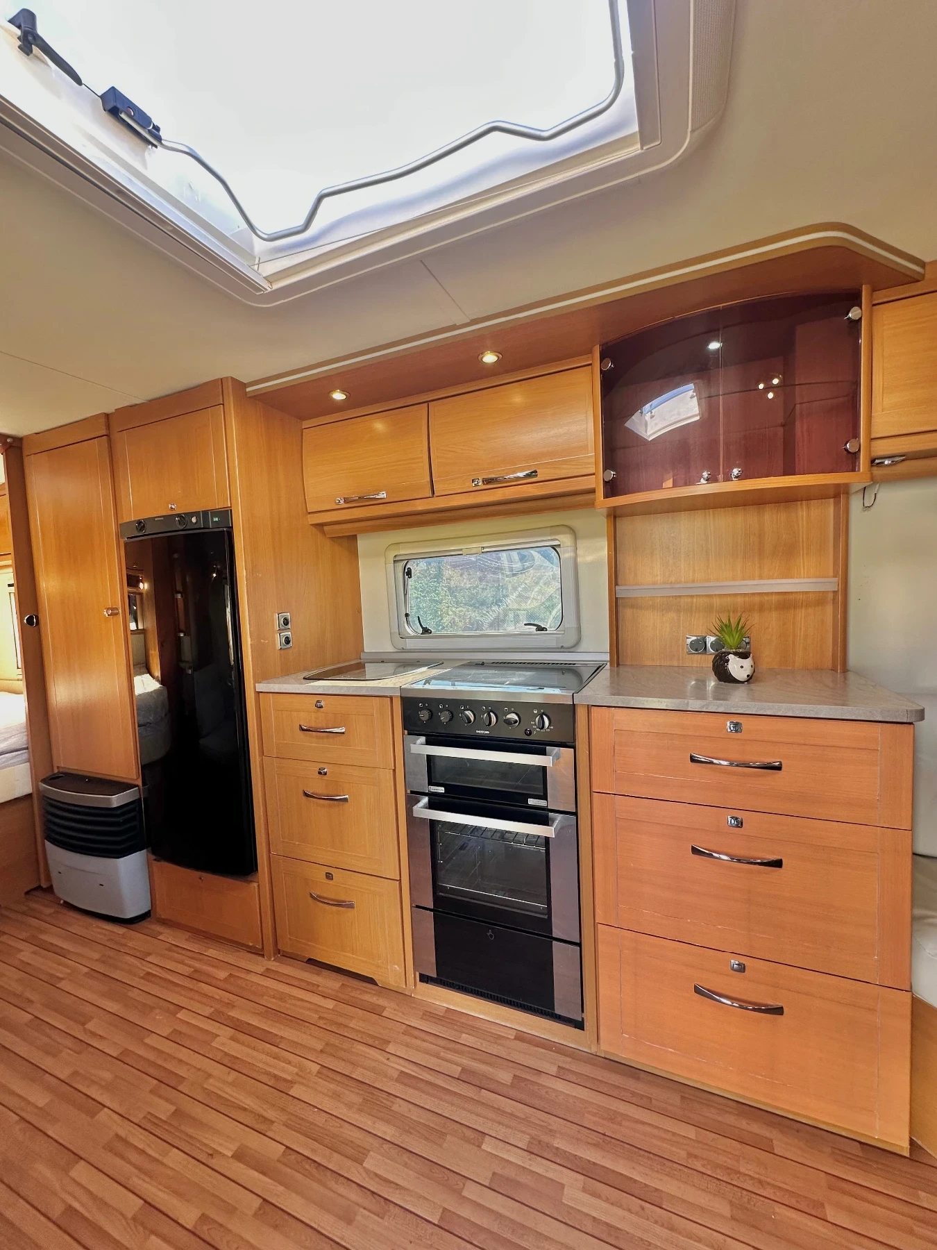 Каравана Tabbert Princess 680 | НОВ ВНОС| БАНЯ И WC| Регистрирана| , снимка 10 - Каравани и кемпери - 56082495
