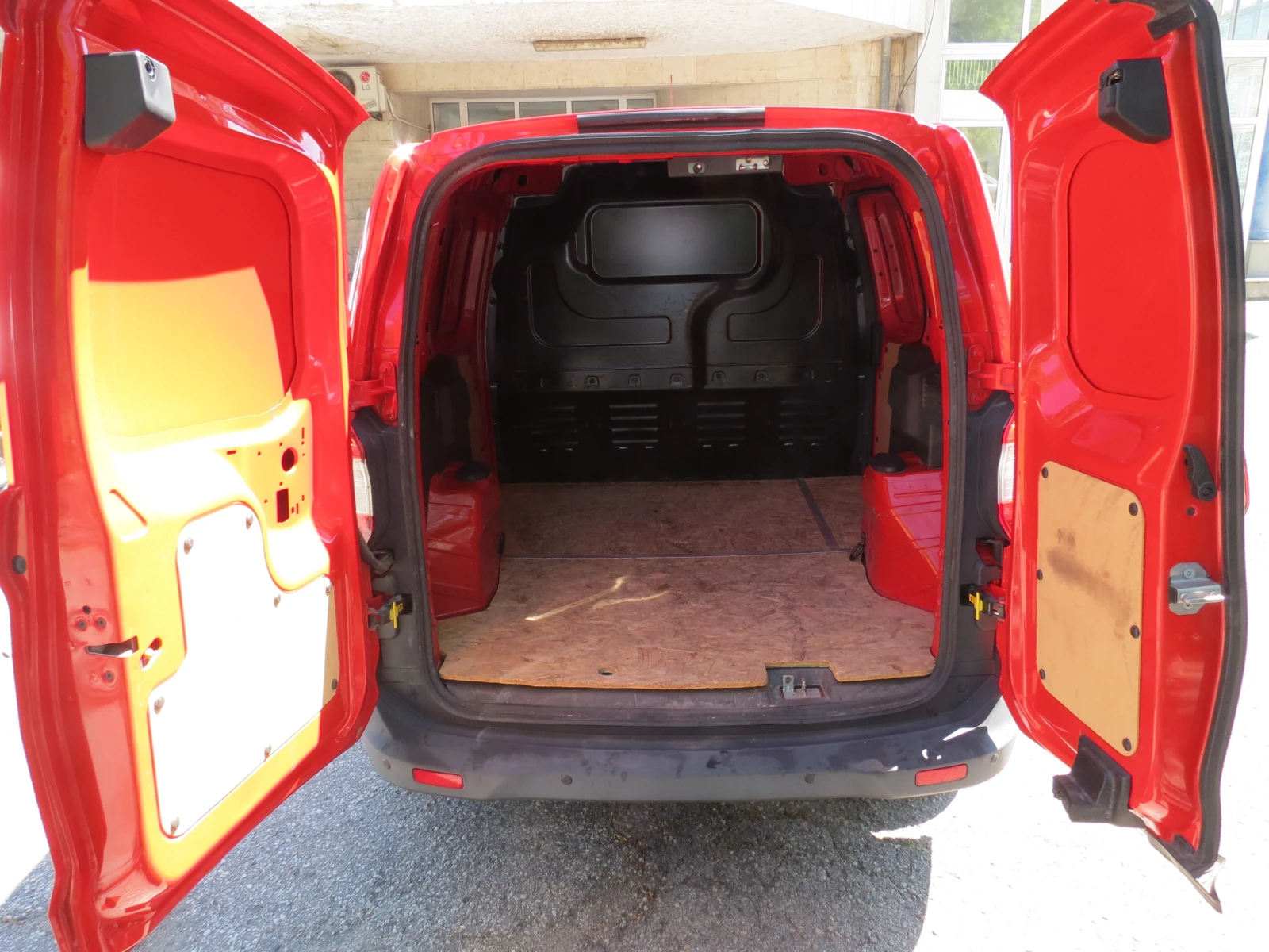 Ford Courier 1.5 TDCi 95PS - изображение 9